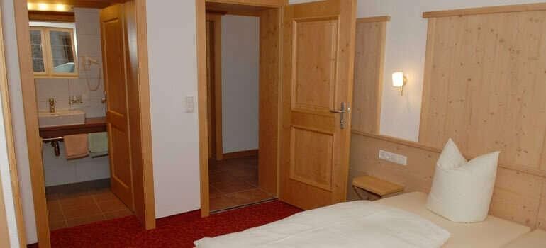 Doppelbettzimmer mit Bad im Appartement Anton im Hotel Bacherhof