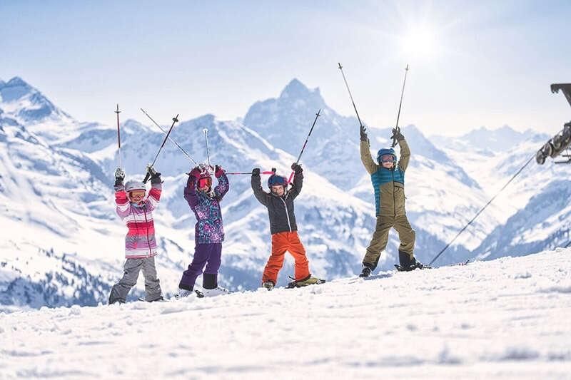 Kinder beim Skifahren am Arlberg