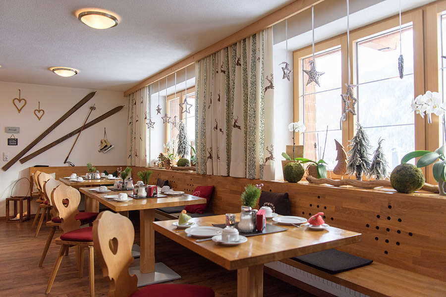Frühstücksraum im Hotel Bacherhof mit gedeckten Tischen