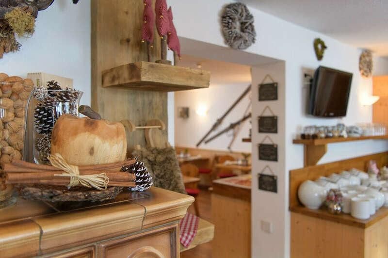 Breakfast room in the Hotel Garni Bacherhof am Arlberg